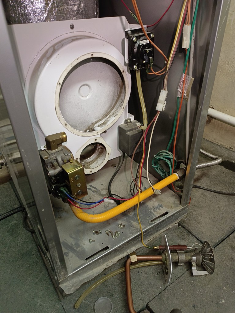 Открытый напольный котел Navien во время проверки дымоудаления